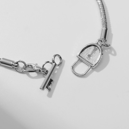 The basis for the bracelet is "lock", the color is silver, 20 cm-1