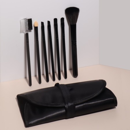 A set of makeup brushes, 7 objects, a cover on the ties, the color is black-2