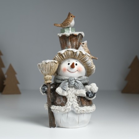 Souvenir Polystone "Snowman with birds on the cylinder, with a broom" Bezh 11x10x20.5 cm