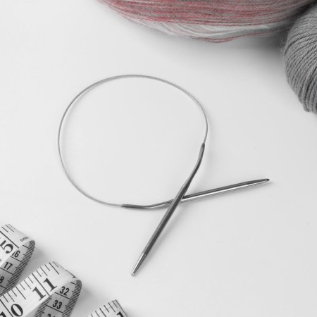 The knitting needles are circular, for knitting, with a metal cable, d = 4.5 mm, 40 cm-1