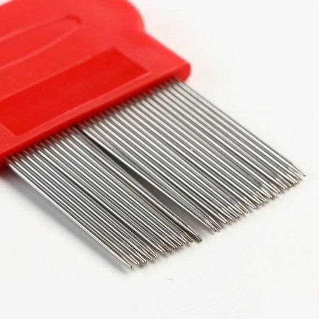 A set of 2 combs, with short and long teeth, red-2