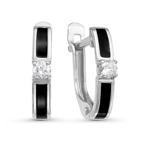 Earrings were minimized by the "classic", echoing, black color