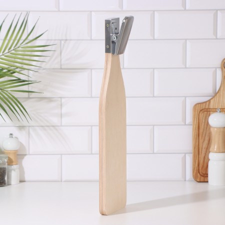 Pisneum cutting board with a clip-1