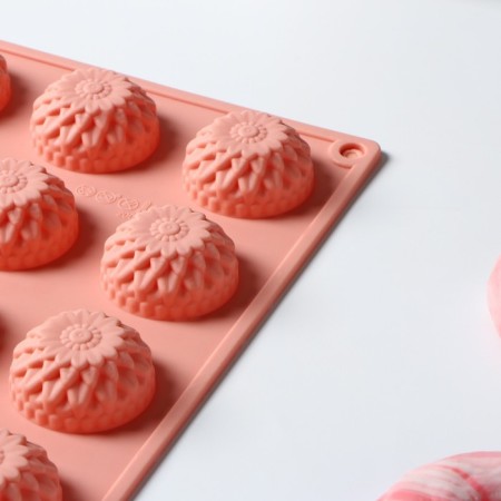 Baking uniform “Chrysanthemum”, silicone, 30 × 18 × 2 cm, 15 cells, peach color-2