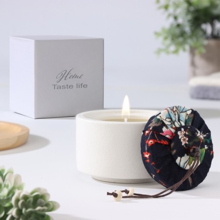 Aromatic candle "Soy Wax", English pear and freesia, white, 9x9 cm
