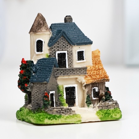 Figure "House Enchanted" 6x4x7cm
