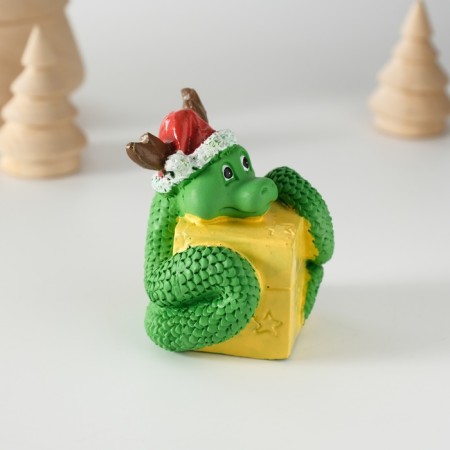 Suvenir Polystone "Snakes with a gift, in a New Year's cap with horns" 5x5.8 cm-2