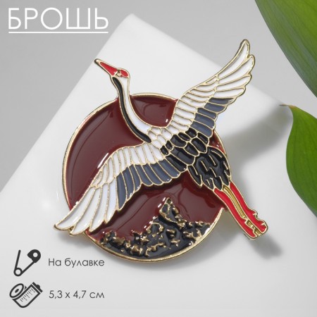 Brooch "Crane" soaring over the sea, colored in gold