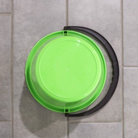 The bucket is round, 5 l, d = 22 cm, h = 19.5 cm, color mix-4