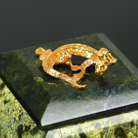 The casket "Crowned Lizard", 5x5x5 cm, natural stone, coil-3