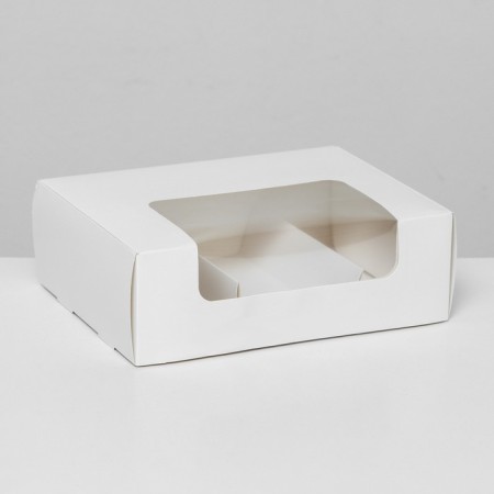The box is folding, under 3 eclairs, white, 15 x 15 x 5 cm