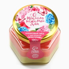 Cream-home with pistachio and raspberry 