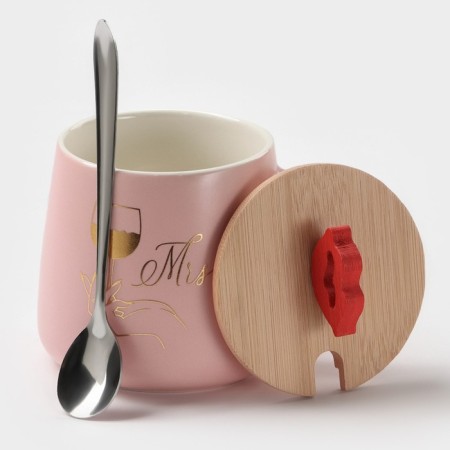Ceramic mug with a spoon "Mrs.", 380 ml, pink color-1