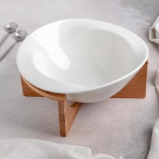 Ceramic dish on the stand 
