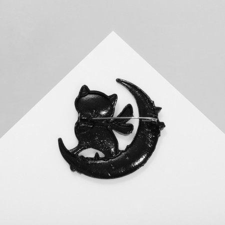 Multiple "cat" on a crescent, colored in ferrous metal-1