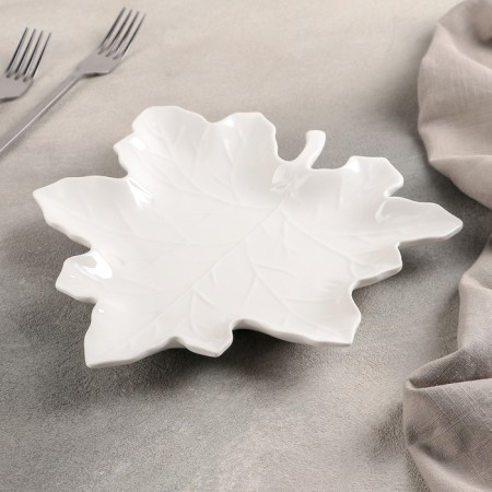Ceramic serving dish "maple leaf", 22 × 23 cm, white color-1