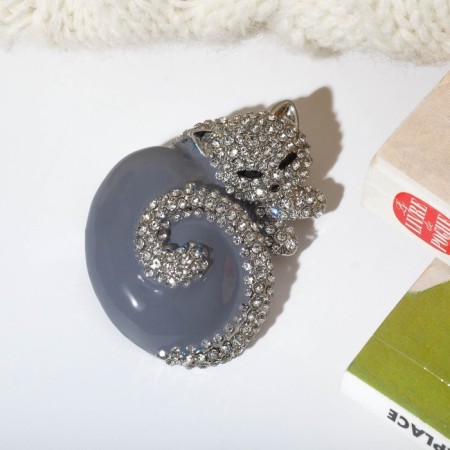 Book "kitten" glomerulus, white-gray color in silver-1