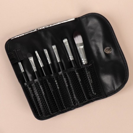 A set of makeup brushes, 7 items, a cover on a button, black color-7