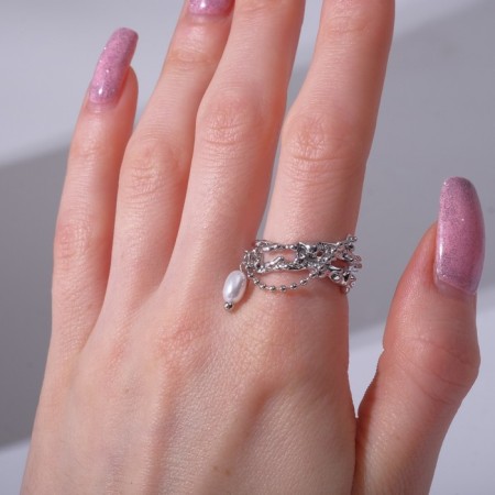 The ring "chains" intertwined, the color is white in silver, dimensionless-1