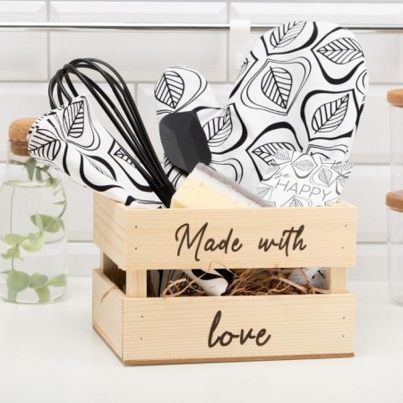 Gift Made with Love: a towel, a mittens-output, a kitchen blade, a corolla, a sponge