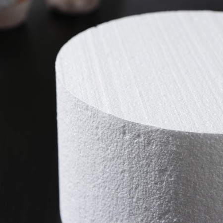 False -russian for the cake is round, d = 18 cm, h = 10 cm, white color-1