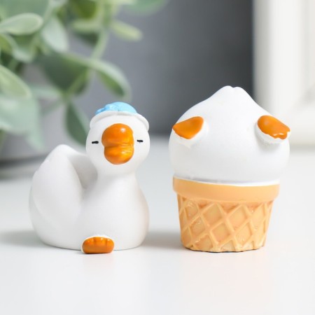 Souvenir Polystone "Betray of the White Goose" MIX 4x2.5x3 cm