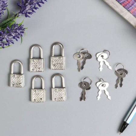 A hinged metal lock for caskets with a key of 3.3x1.9 cm-2