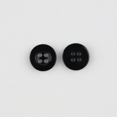 Buttons 4 punctures, d = 10 mm, the color is black, price per 1 piece-1