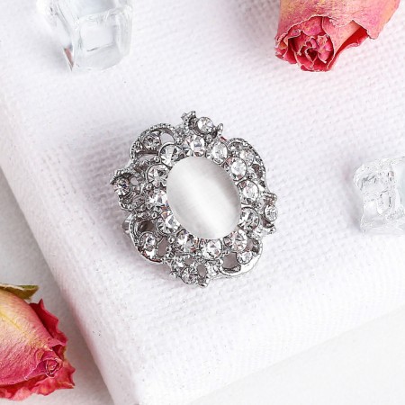 Brooch "oval" royal, white color in silver
