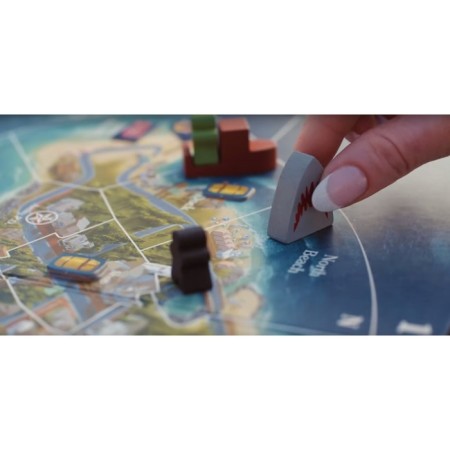 Ravensburger's board game "Jaws"