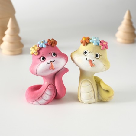 Polystone souvenir "Snake with a floral wreath" with gold mix 4.5x4x6.5 cm