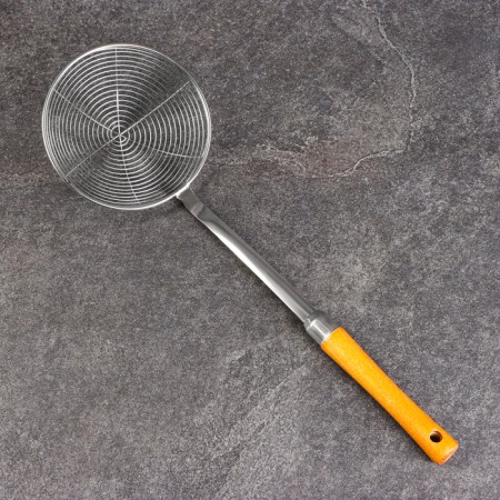 A colander-sytoos with a wooden handle 41cm, diameter 13cm, depth 3.5cm
