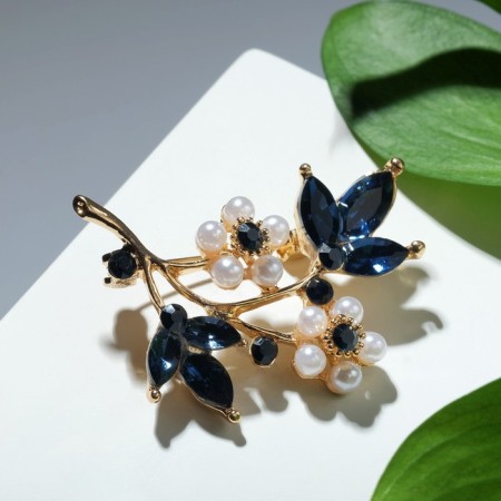 Brooch "Pearls" with glass sheets, white-blue color in gold