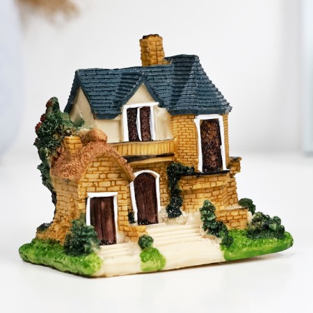 Figure "Domestic House" 8x5x8cm