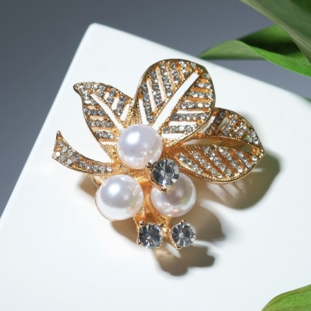 Brooch "Pearl shine" Color white in gold