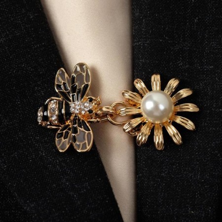 Cardigan clamp "Bee", black and white color in gold
