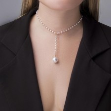 The necklace with pearls 