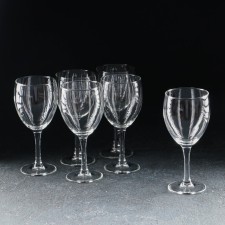 A set of glass glasses for the wine 