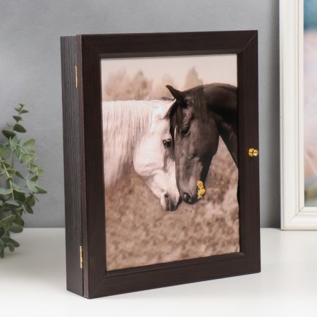 Ключница "Лошади" венге 24х29 см-1