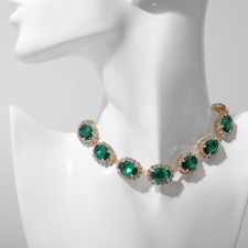 The necklace 