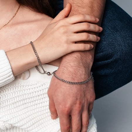 Bracelets "Demetrons" on the magnet, the color of silver l = 17-2