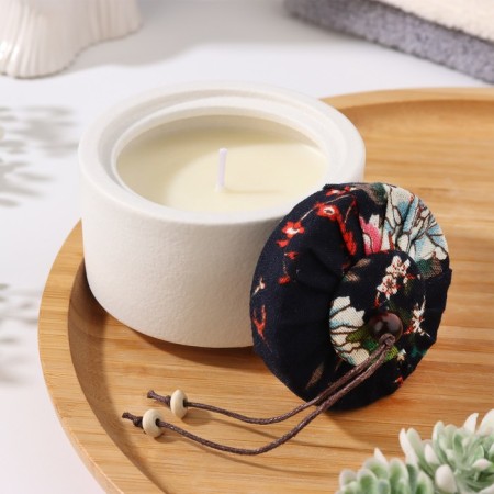 Aromatic candle "Soy Wax", English pear and freesia, white, 9x9 cm-1