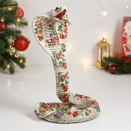 Figure "Snake of a cobra with an open mouth" Color white, 20x18x35cm