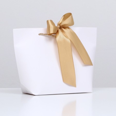 Gift package with a ribbon of 19 x 20 x 9 cm "White"