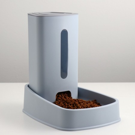 Auto feeder with a beveled bowl, non -slip legs 3 l, gray