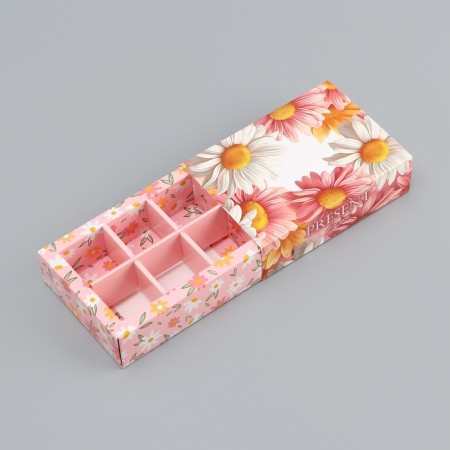 Folding box for 6 sweets "Present", 13.7 x 9.8 x 3.8 cm. Confectionery packaging-3