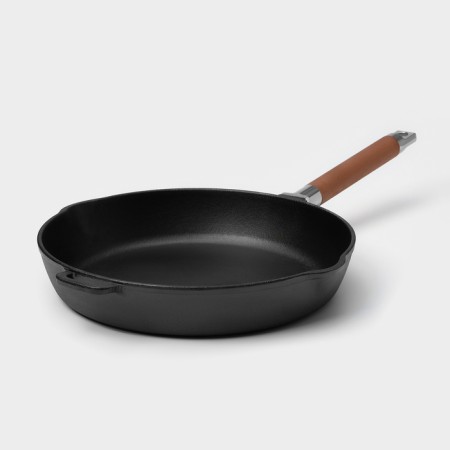 Cast iron pan Wild Kitchen, D = 28 cm, wooden pen, two plums