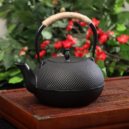 The kettle of the cast -iron shade "Eastern Night", 1.6 liters, with sieve, black color-1