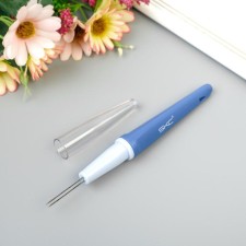 A set of felting needles holder 15.7x1.6x1.6cm + 3 needles 3.2 cm 20x5x2 cm