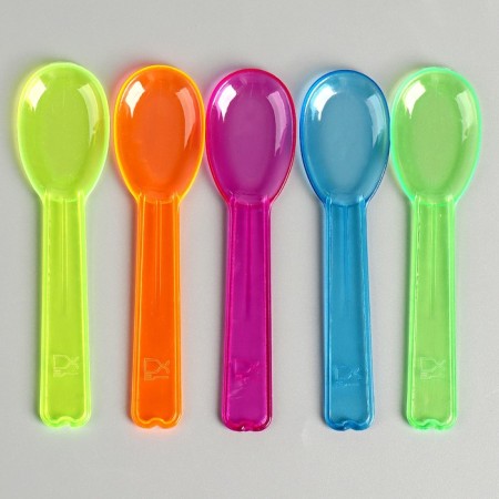 Tablespoons are plastic, in the set is 24 pieces, the colors of mix